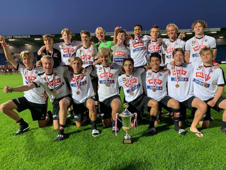 DanaCup 2019 G17 3.plass https://www.flintfotball.no/wp-content/uploads/2019/07/DanaCup-2019-G17-3.plass_.jpg