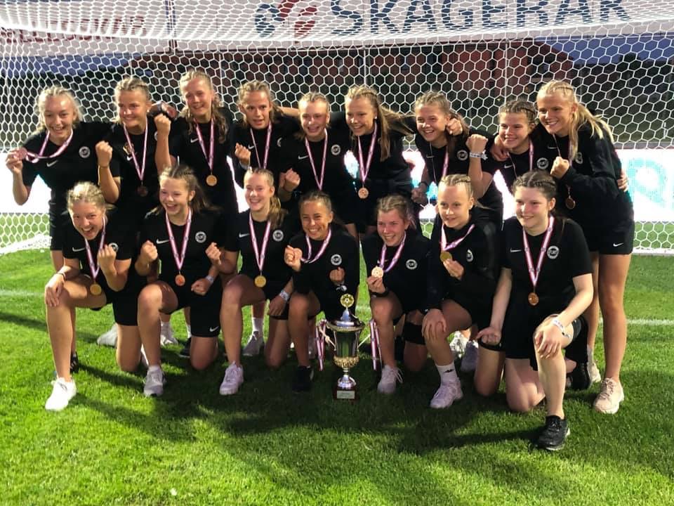DanaCup 2019 J14 3.plass https://www.flintfotball.no/wp-content/uploads/2019/07/DanaCup-2019-J14-3.plass_.jpg