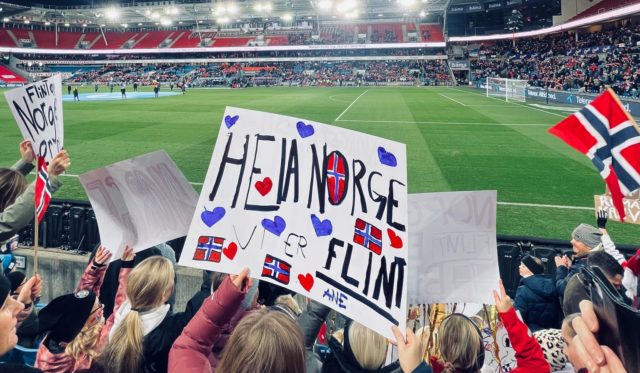 Fire busser med Flint-jenter dro til Ullevaal for å se kvinnelandslaget