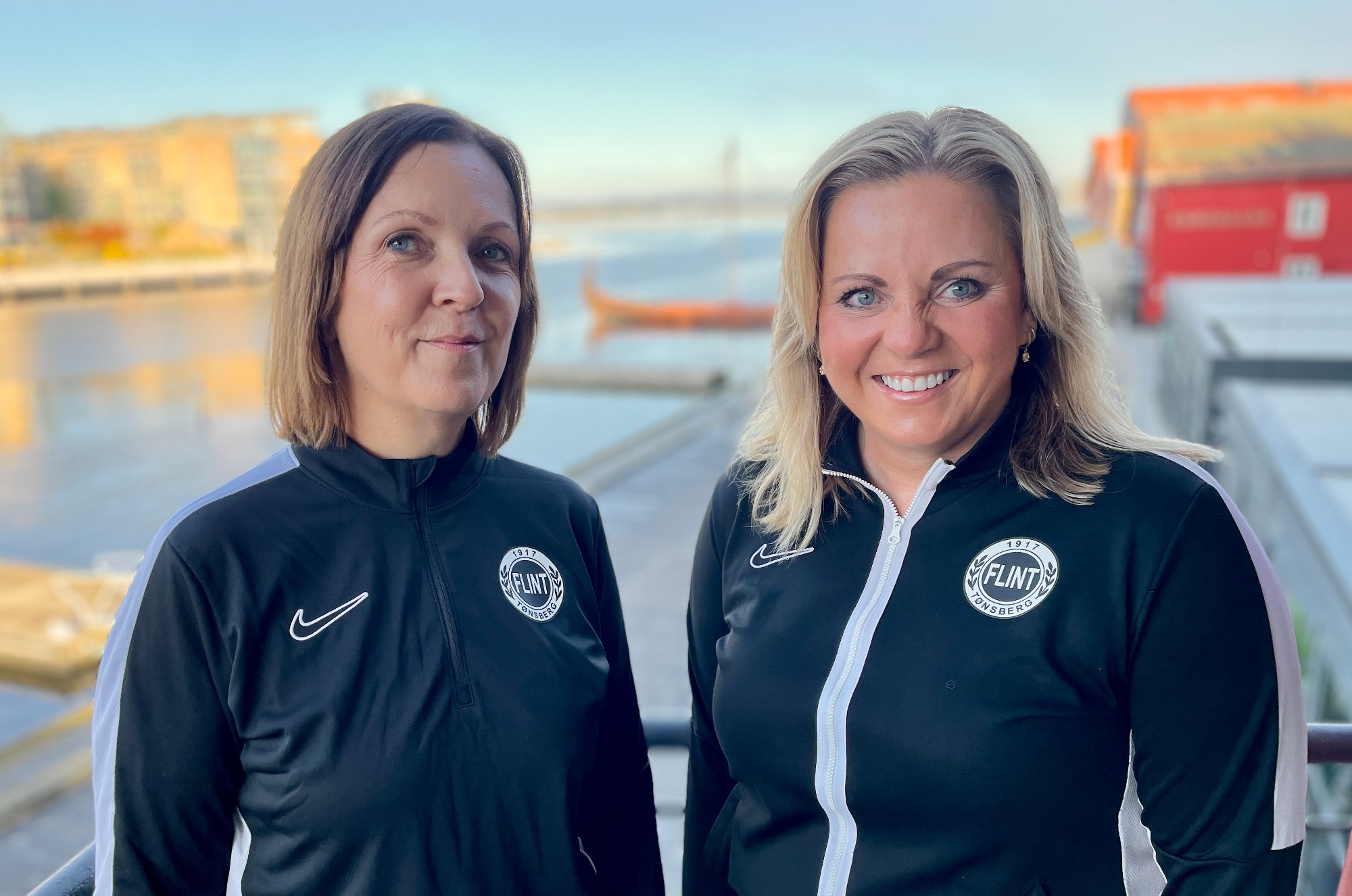 Nina og Mona - foto Arne Lysne TB https://www.flintfotball.no/wp-content/uploads/2024/09/Nina-og-Mona-foto-Arne-Lysne-TB.jpg