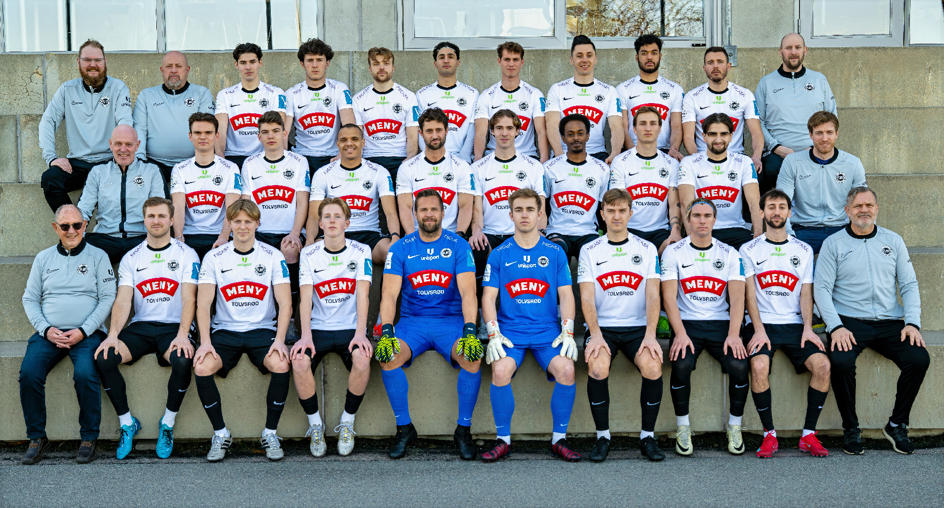 https://www.flintfotball.no/wp-content/uploads/2025/04/Flint-A-herrer-coaching-staff-2025.jpg